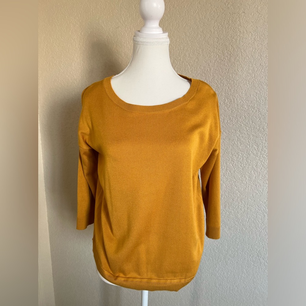 LIKE NEW Cable&Gauge size medium mustard colored light weight 1/4 sleeve top